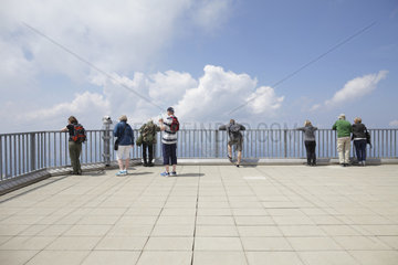Zugspitze  Deutschland  Besucher auf der Aussichtsplattform der Zugspitze