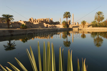 Karnak  Aegypten  der Heilige See auf der Tempelanlage des Karnak-Tempel