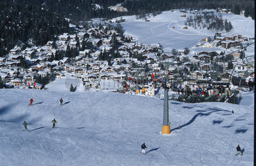 Seefeld  Oesterreich  Skifahrer auf der Piste