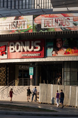 Chisinau  Moldau  Eingang zu einem Bonus-Supermarkt