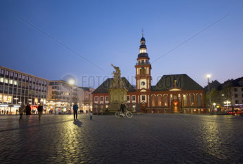Mannheim  Deutschland  Menschen am Abend auf dem Marktplatz