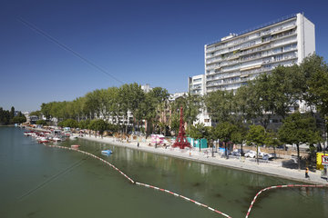 Paris  Ile-de-France  Frankreich - Die sommerliche Uferpromenade am Bassin de La Villette.