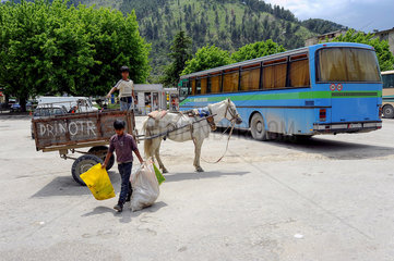 Berat  Albanien  Kinder sammeln Muell auf dem zentralen Busbahnhof