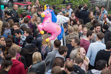 Berlin  Deutschland  Besucher auf dem MyFest in Kreuzberg