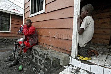 Goma  Demokratische Republik Kongo  Jungen im Heim des Orthopaedie-Projektes
