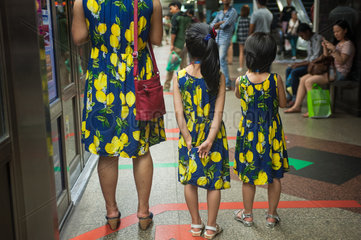 Singapur  Republik Singapur  Mutter wartet mit ihren Toechtern auf die U-Bahn