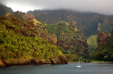 Hanavave  Franzoesisch-Polynesien  Blick zur Insel Fatu Hiva