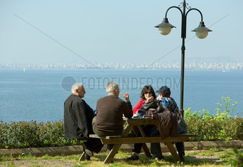 Heybeliada  Istanbul  Tuerkei  Touristen pausieren auf Heybeliada