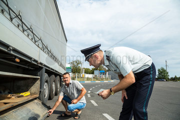 Tudora  Republik Moldau  Kontrolle eines LKWs an der moldawisch-ukrainischen Grenze