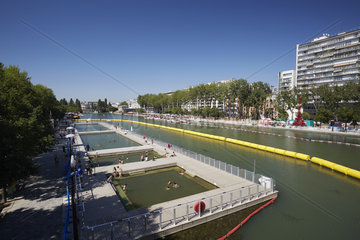 Paris  Ile-de-France  Frankreich - Das sommerliche Flussschwimmbad im Bassin de La Villette.