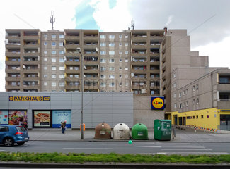 Berlin  Deutschland  Supermarkt vor einem Wohnhochhaus