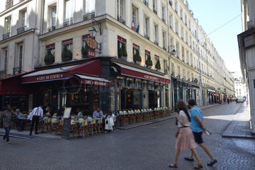 Paris  Ile-de-France  Frankreich - Blick in die Rue Mandar im 2. Arrondissement aus der Rue Montorguell  mit dem Cafe du Centre links im Bild.
