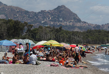 Fiumefreddo  Italien  Touristen am Strand Marina di Cottone