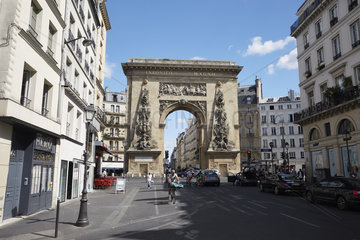 Paris  Ile-de-France  Frankreich - Blick aus der Rue Saint-Denis im 10. Arrondissement auf das Denkmal Porte Saint-Denis  ein Denkmal in Form eines Triumphbogens.
