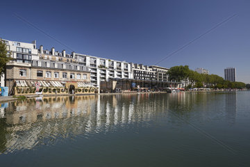 Paris  Ile-de-France  Frankreich - Am Bassin de La Villette. Alte Lagerhaeuser am ehemaligen Hafenbecken beherbergen Cafés und Restaurants.