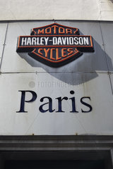 Paris  Ile-de-France  Frankreich - Das Logo von Harley-Davidson an der Niederlassung Harley-Davidson Paris-Bastille am Boulevard Beaumarchais im 3. Arrondissement.