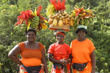 St. Georges  Grenada  Einheimische tragen Fruchtkoerbe auf dem Kopf