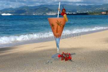 St. Georges  Grenada  ein Cocktail am Strand
