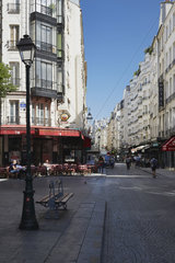 Paris  Ile-de-France  Frankreich - Blick in die Rue Montorguell im 2. Arrondissement mit dem Cafe LB an der Ecke zur Rue Tiquetonne.
