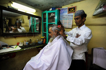 Yangon  Myanmar  muslimischer Barbier schneidet einem Kunden die Haare