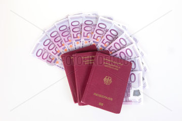 Berlin  Deutschland  500-Euroscheine und Reisepasse