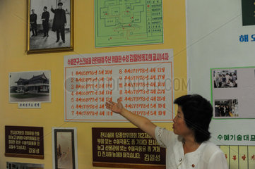 Pjoengjang  Nordkorea  Fuehrung durch einen handwerklichen Betrieb