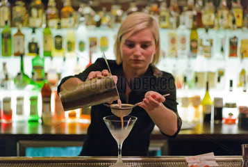 Breslau  Polen  eine Barfrau waehrend der Arbeit in der Paparazzi Bar