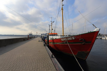 Strande  Deutschland  die MS Nordland III an der Hafenmole