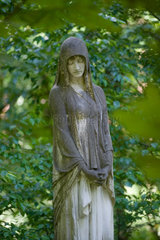 Stahnsdorf  Deutschland  Statue einer Frau auf dem Suedwestkirchhof Stahnsdorf