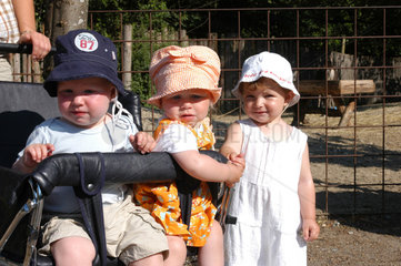 Ottensee  Daenemark  Portraet von drei Kleinkindern