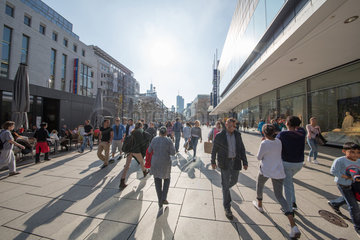 Frankfurt  Deutschland  Menschen in der Einkaufsstrasse Zeil
