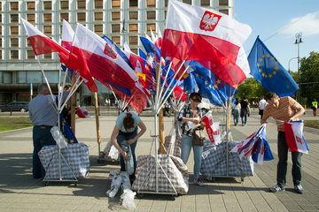 Warschau  Polen  Verkauf von Polen- und Europafahnen