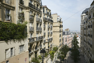 Paris  Frankreich - Wohnhaeuser aus dem fruehen 20. am Montmartre