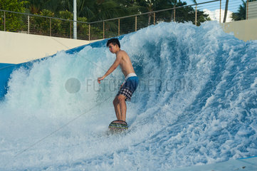 Singapur  Republik Singapur  Wellenreiten im Wave House auf der Insel Sentosa