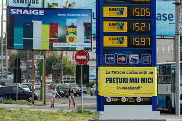 Chisinau  Republik Moldau  Hauptstrasse mit Werbetafeln