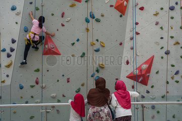 Singapur  Republik Singapur  Kletterwand im Kallang Wave Einkaufszentrum