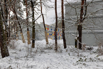 Berlin  Deutschland  fertiggestellte Wohncontaineranlage im Schnee