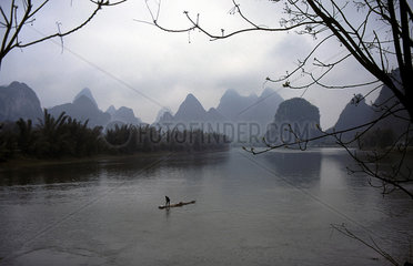 Yangshuo  China  ein Fischer auf dem Lijiang-Fluss
