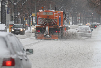Berlin  Deutschland  Raeumfahrzeug im Einsatz waehrend eines Wintereinbruchs