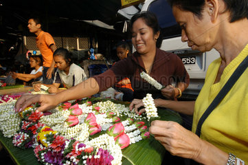 Bangkok  Thailand  Verkaeuferin an ihrem Stand auf einem Blumenmarkt