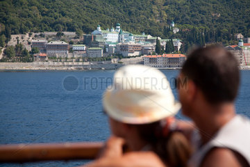Karyes  Griechenland  Touristen besichtigen bei einer Bootsfahrt die Autonome Moenchsrepublik Athos