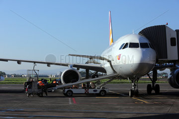 Catania  Italien  Koffer werden in ein Flugzeug der Germanwings geladen