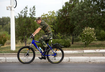 Bender  Republik Moldau  Soldat auf Fahrrad