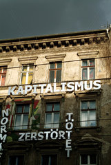 Berlin  Antikapitalistische Botschaften an der Fassade eines ehemals besetzten Hauses