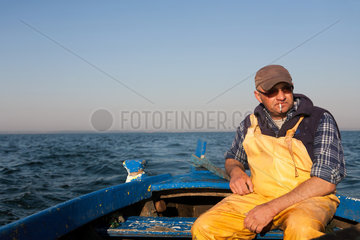 Kussfeld  Polen  kaschubischer Fischer in seinem Boot