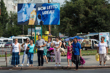 Chisinau  Republik Moldau  Fussgaenger warten an einer Kreuzung auf Gruen