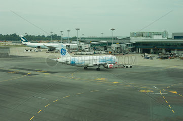 Singapur  Republik Singapur  Flugzeuge auf dem Vorfeld des Flughafen Singapur