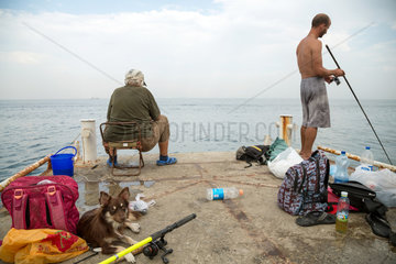 Odessa  Ukraine  Angler auf einem Pier am Schwarzen Meer