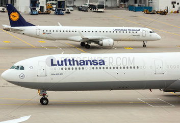Muenchen  Deutschland  Flugzeuge der Lufthansa am Flughafen Muenchen