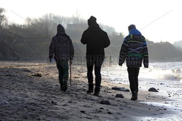 Meschendorf  Deutschland  Mutter geht mit ihren Soehnen am Strand spazieren